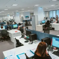 Δημόσιοι υπάλληλοι την ώρα που εργάζονται σε δημόσια υπηρεσία