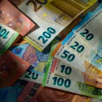 Χαρτονομίσματα ευρώ σε κοντινό πλάνο για τις πληρωμές συντάξεων και επιδομάτων e-ΕΦΚΑ και ΔΥΠΑ