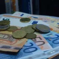 Χρήματα σε ευρώ, χαρτονομίσματα και κέρματα για την καταβολή και πληρωμή συντάξεων Ιουλίου