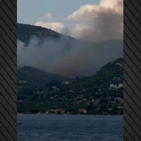 Μεγάλη φωτιά τώρα στη Λίμνη Βουλιαγμένης στο Λουτράκι