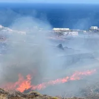 Μεγάλη φωτιά τώρα στη Σύρο - Ήχησε το 112 για εκκένωση
