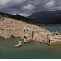 Χωριό Κάλλιο στη λίμνη Μόρνου