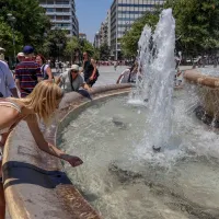 Γυναίκα πίνει νερό από το σιντριβάνι στο Σύνταγμα εν μέσω καύσωνα