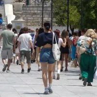 Κόσμος περπατάει στο Σύνταγμα