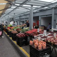 Πάγκος με φρούτα σε λαϊκή αγορά 