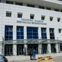 Υπουργείο Παιδείας, Θρησκευμάτων και Αθλητισμού, η είσοδος του υπουργείου
