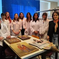 Σπουδαστές αναλαμβάνουν πολύτιμα ιερά κειμήλια