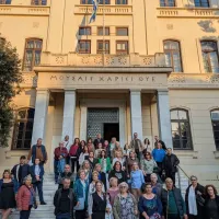 Οι φετινοί απόφοιτοι του Σχολείου Δεύτερης Ευκαιρίας Κατερίνης [Φωτογραφία: Χρυσαυγή Δριστά]