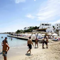 Εργαζόμενοι βρίσκονται στη θάλασσα με την άδεια τους για το καλοκαίρι και αφού έλαβαν το επίδομα αδείας