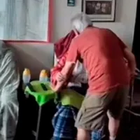Βενεζουέλα: Συγκλονίζει βίντεο ηλικιωμένου που προστατεύει τη σύζυγό του