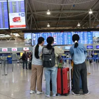Επιβάτες με χειραποσκευές στο αεροδρόμιο Ελευθέριος Βενιζέλος