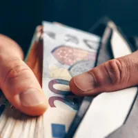 ΕΦΚΑ - ΔΥΠΑ: Πληρωμές 8 έως 12 Ιουνίου, πότε πάνε ταμείο 84.000 δικαιούχοι