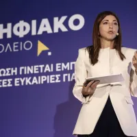 Η Υπουργός Παιδείας Σοφία Ζαχαράκη σε επίσημο πορτρέτο για το Υπουργείο Παιδείας, Θρησκευμάτων και Αθλητισμού