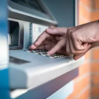 Άνδρας κάνει ανάληψη επίδομα από ATM