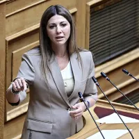 Η υπουργός Παιδείας Σοφία Ζαχαράκη στη Βουλή