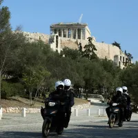 Αστυνομικοί της Ομάδας Δίας επάνω σε μηχανές κάτω από την Ακρόπολη