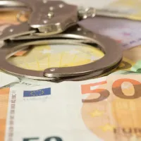 Χαρτονομίσματα ευρώ μαζί με χειροπέδες