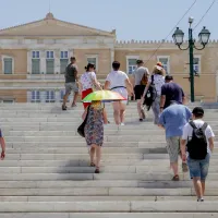 Πολίτες περπατούν στα σκαλιά του Συντάγματος εν μέσω καύσωνα