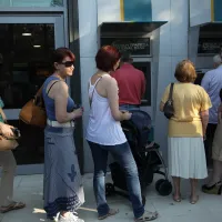 Μηχάνημα ATM τράπεζας στην οποία γονείς πάνε για επίδομα ΟΠΕΚΑ
