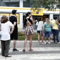 Κόσμος περιμένει για ανάληψη χρημάτων από ΑΤΜ τράπεζας