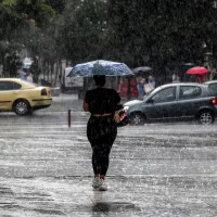 Έρχονται καταιγίδες και χαλάζι: Τι ώρα θα βρέξει σήμερα στην Αττική