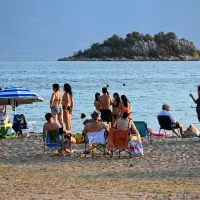 Άνθρωποι κάνουν μπάνιο στη θάλασσα το καλοκαίρι αφού πήραν το voucher στο πρόγραμμα Τουρισμός για όλους 2026