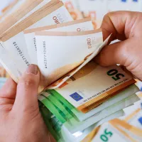 Ανδρικά χέρια μετράνε το εφάπαξ σε χρήματα