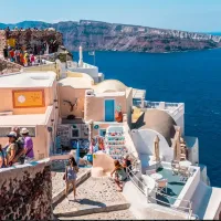 Τουρίστες βγάζουν φωτογραφίες στη Σαντορίνη