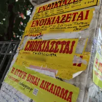 Αγγελίες ενοικίασης κατοικιών και γκαρσονιέρων κολλημένες σε κολόνα, σε άρθρο για τις τιμές των φοιτητικών ενοικίων στην Αθήνα