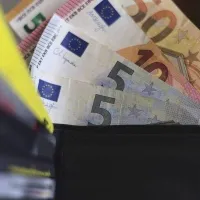 Πορτοφόλι με χαρτονομίσματα ευρώ