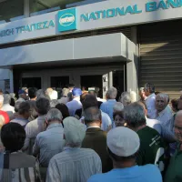Κόσμος έξω από την Εθνική Τράπεζα