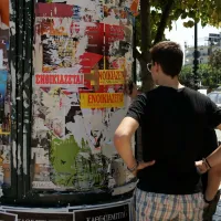 Φοιτητής κοιτάζει ενοικιαστήρια για να βρει σπίτι μετά τις Βάσεις