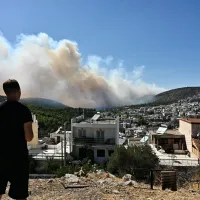 Καπνός από τη φωτιά στο Χαϊδάρι