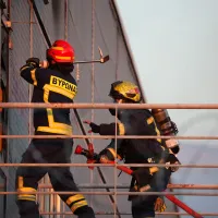 Πυροσβέστες σβήνουν τη φωτιά στο θέατρο Μπάντμιντον 
