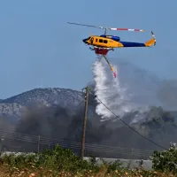Πυροσβεστικό ελικόπτερο ρίχνει νερό σε φωτιά