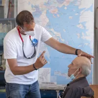 Γιατρός σε ακριτικό νησί εξετάζει ηλικιωμένο πολίτη