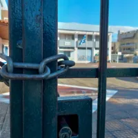 Κλειστό σχολείο με λουκέτο