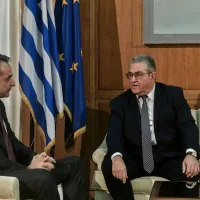 Ο Κυριάκος Μητσοτάκης και ο Δημήτρης Κουτσούμπας