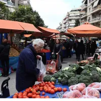 Συνταξιούχοι στη λαική αγορά 