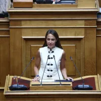 Η υπουργός Κοινωνικής Συνοχής Δόμνα Μιχαηλίδου στη Βουλή