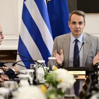 Ο πρωθυπουργός Κυριάκος Μητσοτάκης μιλάει σε υπουργούς στο Υπουργικό Συμβούλιο