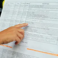 Υποψήφιος στις Πανελλαδικές εξετάσεις κοιτάζει τις βάσεις σε πίνακα