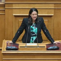 Η υπουργός Εργασίας Νίκη Κεραμέως στη Βουλή