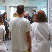 Γιατροί και νοσηλευτές με άσπρες ποδιές σε νοσοκομείο