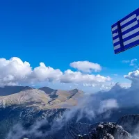 Το βουνό Όλυμπος με ελληνική σημαία