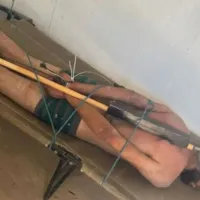 Παλαιστίνιος ημίγυμνος, δεμένος με σιδερένια ράβδο