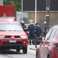 Πυροσβεστική στο σημείο της διαρροής αερίου στον Πειραιά