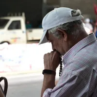 Στιγμιότυπο με ηλικιωμένο συνταξιούχο για το άρθρο σχετικά με την καταβολή του επιδόματος αεροθεραπείας