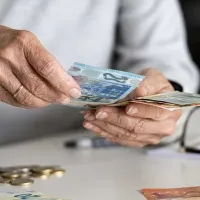 Συνταξιούχος μετράει ευρώ αφού πήρε τη σύνταξη Αυγούστου 2026
