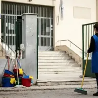Καθαρίστρια έξω από σχολείο
